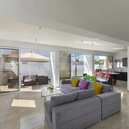 Villa Crystal Blue 12 *